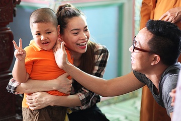 Ha Ho mat moc xinh dep di trao qua Trung thu hinh anh