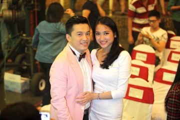 Lam Truong dan vo 9X sap cuoi di xem chau gai hat hinh anh