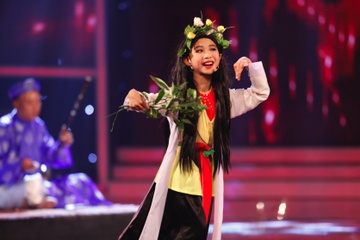 Be trai dong Thi Mau tranh quan quan voi 'my nhan' 12 tuoi hinh anh