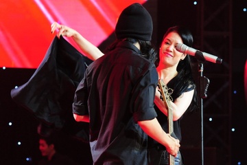Thu Phuong coi ao, nam tay thi sinh nam hinh anh
