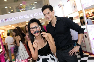 Ky Duyen nhi nhanh ben ban trai kem tuoi hinh anh