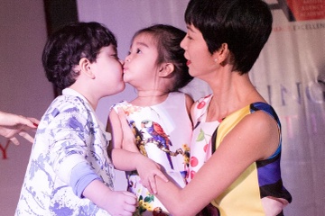 Con trai Truong Quynh Anh dang yeu tren san catwalk hinh anh