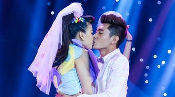 Ba me mot con Maya khoa moi trai dep tren san khau hinh anh
