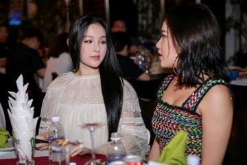 Hot girl Huyen Baby xuat hien khac la o su kien hinh anh