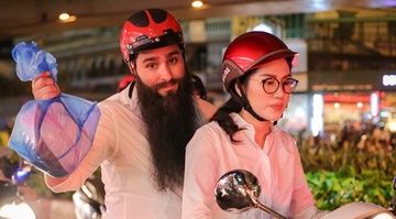 Dao dien Kong di xe may phat com cho nguoi vo gia cu luc nua dem hinh anh