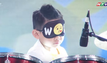 Dai Nghia than phuc be 7 tuoi vua bit mat vua choi trong hinh anh