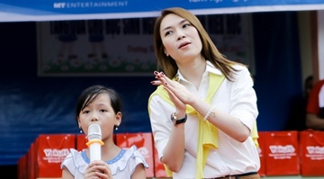My Tam lam 'co giao' huong dan hoc sinh ngheo hinh anh