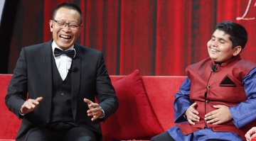MC Lai Van Sam cuoi ngat vi cau be mum mim den tu An Do hinh anh