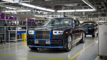 Chiec Rolls-Royce Phantom 2018 dau tien se duoc ban dau gia hinh anh