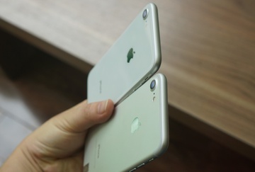 Den luot Duc cam ban 2 mau iPhone hinh anh