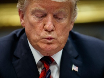 Ong Donald Trump khong dam ngoi tren xe tu lai hinh anh