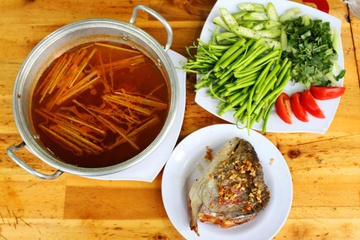 Cach nau lau dau ca hoi mang chua don gian va ngon mieng hinh anh