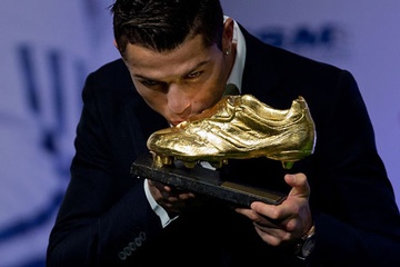 Ronaldo nhan Chiec giay vang chau Au mua giai 2013/14 hinh anh