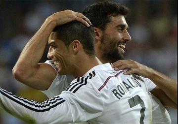 Dong doi trao Qua bong vang cho Cristiano Ronaldo hinh anh