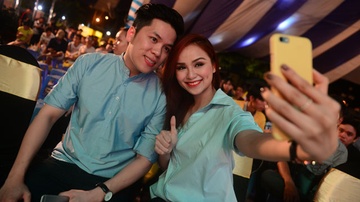 Hoa hau Diem Huong cung chong xem Euro 2016 hinh anh