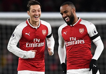 Arsenal danh bai Huddersfield 5-0, thang lien tiep 12 tran o Emirates hinh anh