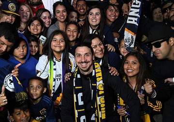 Hang tram CDV don Ibra trong ngay ra mat LA Galaxy hinh anh