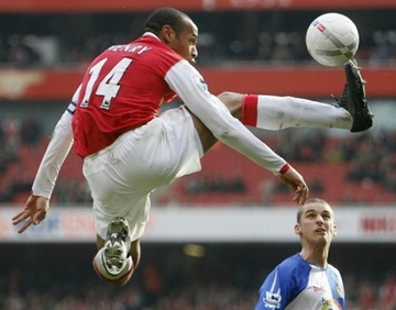 Nhung pha bong hay nhat cua dan sao Cantona, Henry, Ronaldo hinh anh
