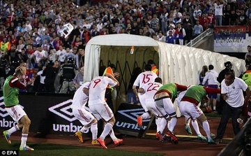 UEFA e ngai may bay khong nguoi lai nem bom cac tran bong da hinh anh