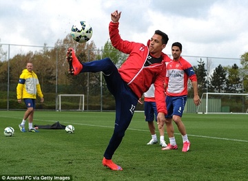 HLV Wenger khong tiec Fabregas vi co Oezil, Sanchez hinh anh