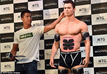 Ronaldo boi roi truoc buc tuong cua minh bang silicon hinh anh