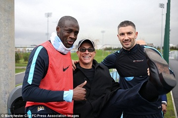 Sieu sao phim Street Fighter ghe tham Man City hinh anh