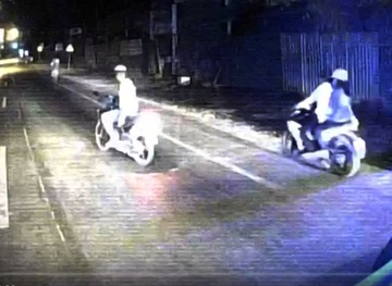 Camera hanh trinh ghi hinh anh thanh nien nem da xe khach hinh anh