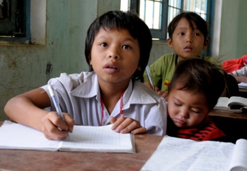 Lop hoc cua tro ngheo duoi ngon nui cao nhat Quang Ngai hinh anh