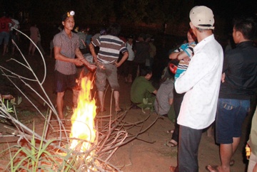 Tam suoi, bay hoc sinh Quang Ngai bi lu cuon hinh anh