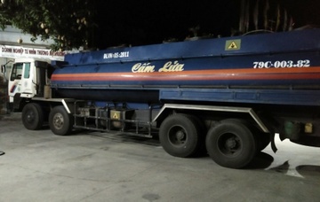 Bat qua tang lai xe bon ban hang nghin lit xang trai phep hinh anh