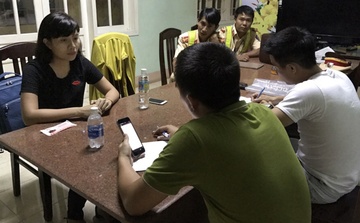 Bat nu nghi pham 9X tron lenh truy na tren xe khach hinh anh