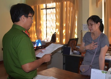 Khoi to can bo lua 'chay viec' 5,3 ty dong hinh anh
