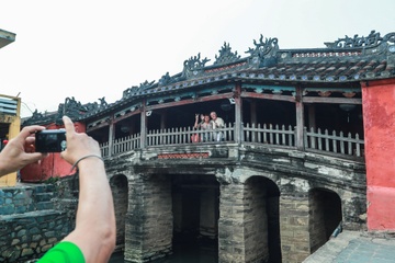 Ngoi chua Nhat Ban nao nam tren cau o Hoi An? hinh anh