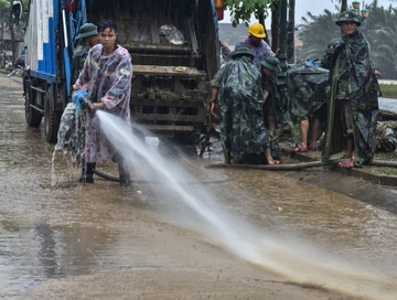 Hang tram canh sat don ve sinh duong pho sau lu phuc vu APEC hinh anh