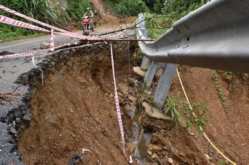 Giao vien, hoc sinh vung cao Quang Ngai doi mat hiem nguy vi nui lo hinh anh
