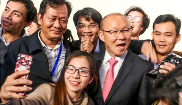 Nguoi ham mo nong nhiet mung don HLV Park Hang-seo tai Quang Nam hinh anh