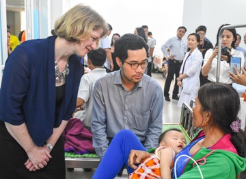 Dai su New Zealand tham benh nhi ngheo o Quang Ngai hinh anh