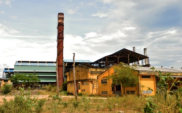 Ngap trong no nan, nha may duong Binh Dinh bo hoang hinh anh