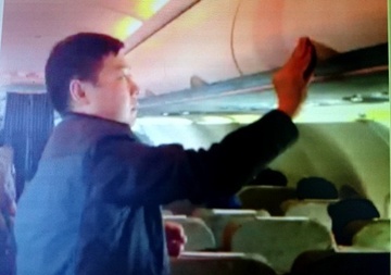 Phat nguoi Trung Quoc trom do tren may bay 1,5 trieu dong hinh anh