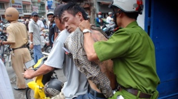 Thieu ta canh sat bi chem dut gan tay van duoi bat cuop hinh anh