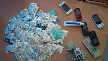 Lao nong moi gioi ban dam de kiem them thu nhap hinh anh