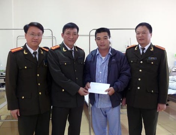 Bat nhom danh bac, mot chien si cong an bi can dut tai hinh anh