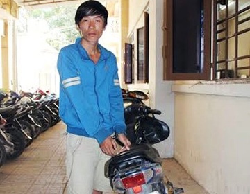 Nguoi dan dung cam truy bat 2 ten cuop tao ton hinh anh