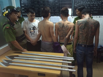 Giang ho xam tro o Sai Gon dung oto cho ma tau di hon chien hinh anh