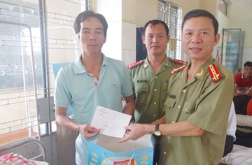Can danh nhau, pho cong an xa bi chem dut tai hinh anh