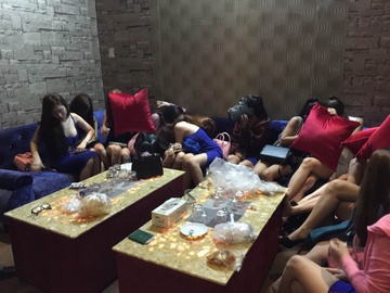 Tiep vien mac do mat me phuc vu khach nuoc ngoai hinh anh