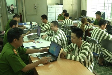 Cong an gui tin nhan nhac nguoi dan canh giac toi pham hinh anh