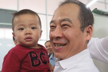 Bo truong Y te: ‘Lap them may lanh cho cac chau mat’ hinh anh