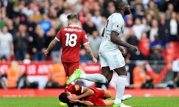 Lukaku bi cao buoc co tinh da vao mat hau ve Liverpool hinh anh