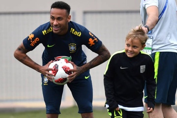 Dan sao Brazil dua con toi san tap truoc tran sinh tu voi Bi hinh anh